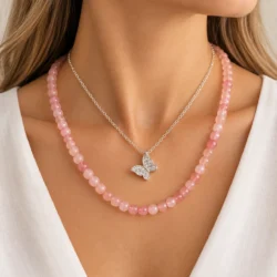 Conjunto Collar de Cuarzo Rosa y Gargantilla de Mariposa