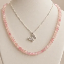 Conjunto Collar de Cuarzo Rosa y Gargantilla de Mariposa